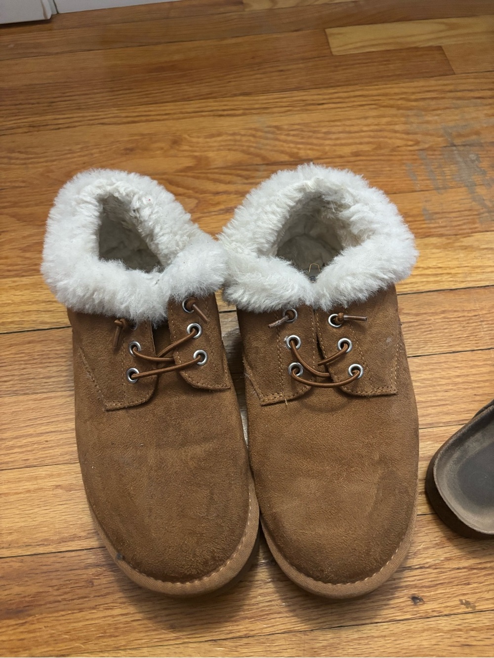 Cozy Faux-Shearling Lined Suede Moccasin Slippers - Chestnut size 8.5